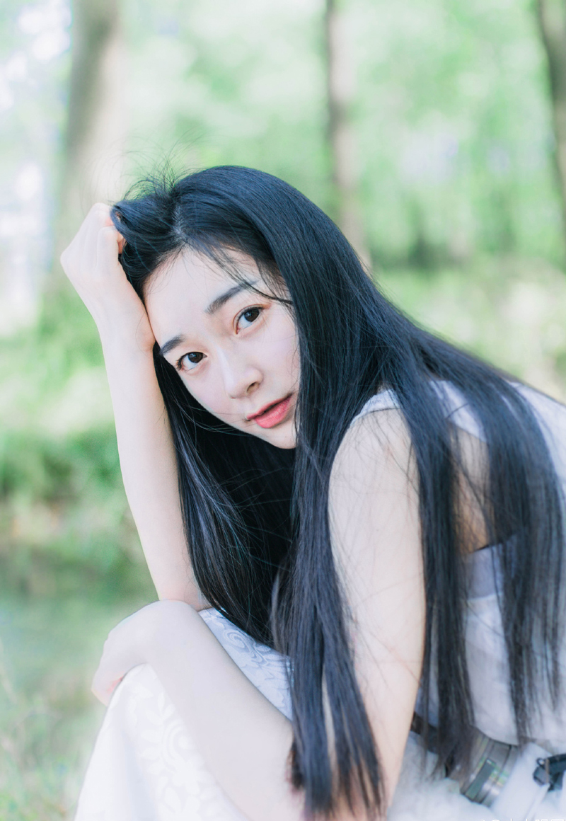 随着诸侯联盟的名存实亡，当初萧杀之气弥漫的嵩山，如今重新恢复了荒山野岭的状态，驻扎在这里的三万大军早已被曹操撤走，而随着士壹战死，周瑜偷袭荆州未果反而死在了荆州，两家原本驻守在这里的军队也已经各自撤回，剩下的刘循后来也带着人马返回了蜀中，如今这嵩山之上，驻守的实际上也只有刘备和曹操的人马。